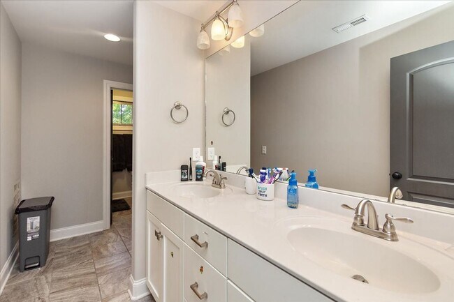 Building Photo - READY FOR SHOWINGS! 4BR Home in Blackman School district