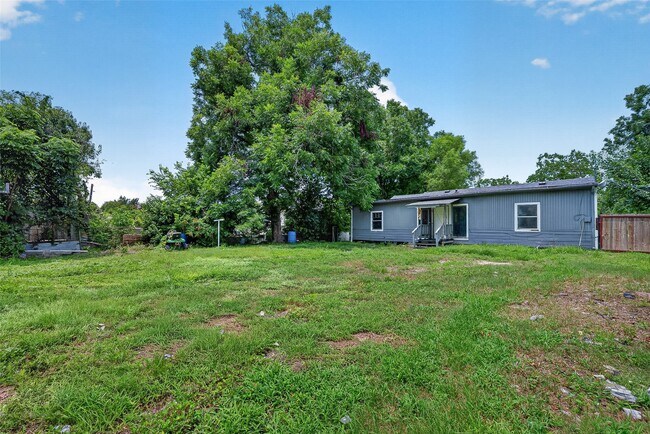 Building Photo - 4118 Sunflower St