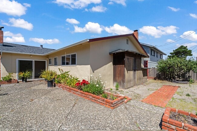 Building Photo - Charming and Immaculate Home for Rent in S...