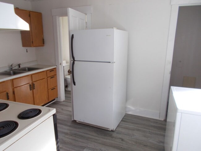 Building Photo - Spacious 1-Bedroom, 1-Bath Unit – 1,000 Sq...