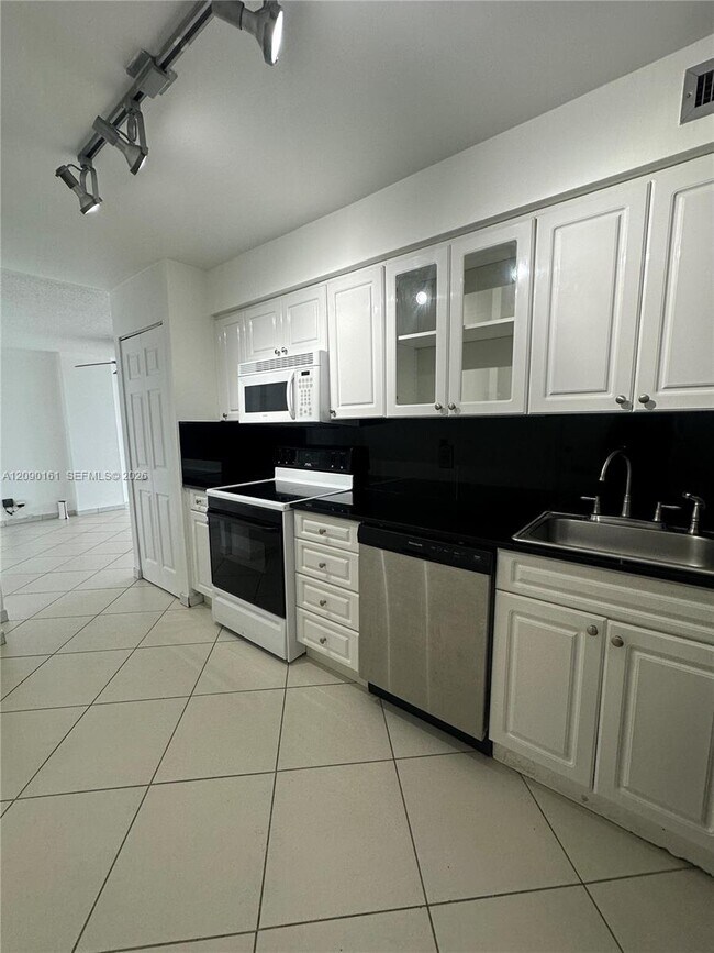 Building Photo - 6770 Indian Creek Dr
