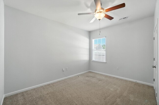Building Photo - Stunning home, Move-in Ready!