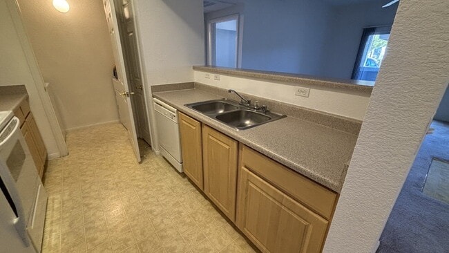 Building Photo - First-floor 1-bedroom condo available for immediate move-in.