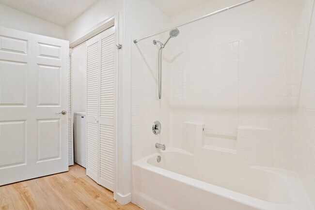 Building Photo - 1 BD / 1 BA Pet Friendly Newly Renovated Apartments