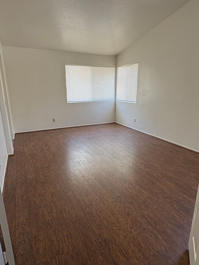 Building Photo - 14333 La Crescenta Ave