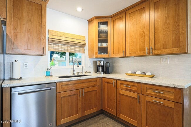 Building Photo - 421 Lila Cir