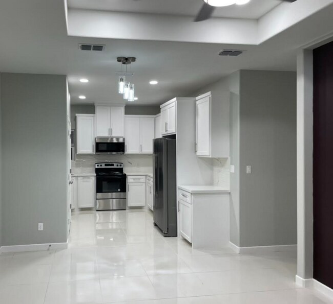 Building Photo - 2511 N Vineyard Ave