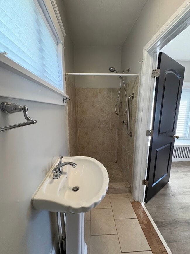 Building Photo - Three bedroom two bathroom home for rent
