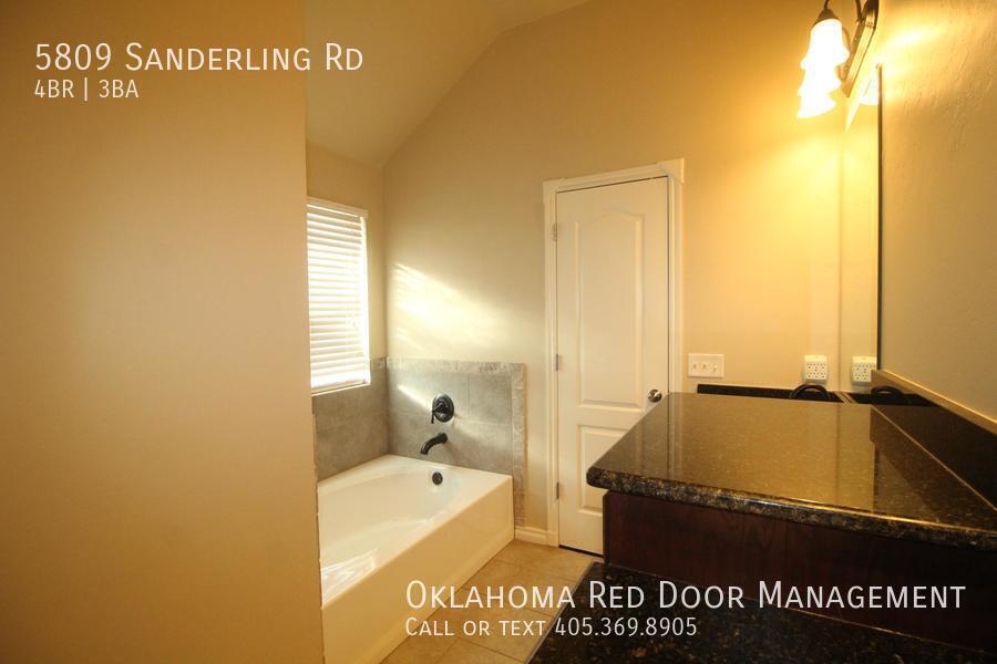 Building Photo - 5809 Sanderling Rd