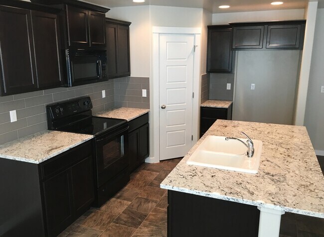 Building Photo - Beautiful home with 3bd 2ba and bonus room...