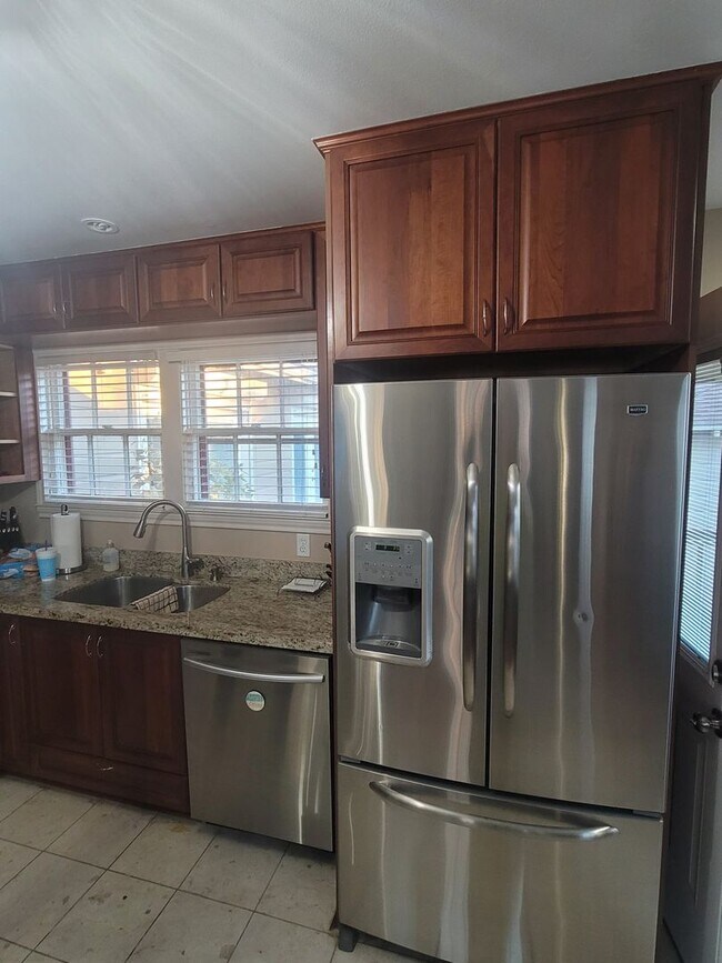Building Photo - Single Family 1300+ square foot East End Home