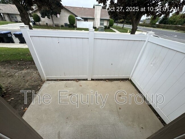 Building Photo - 2752 W Oriole Ave