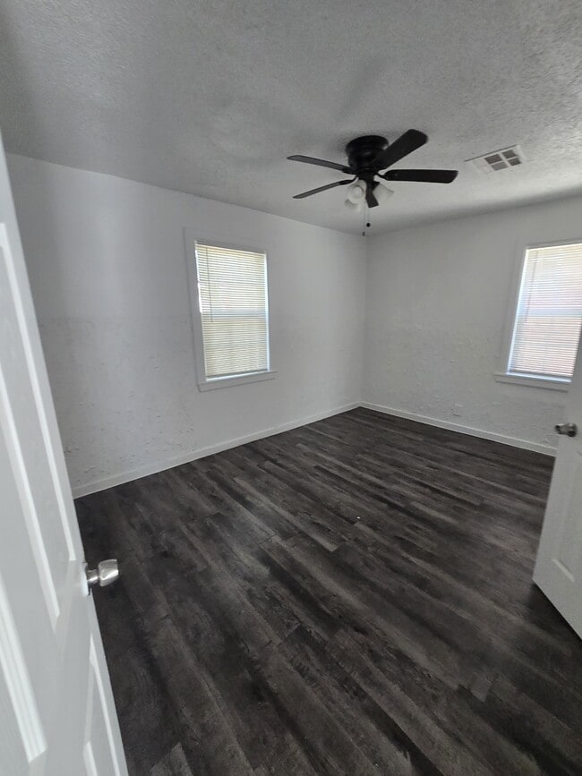 Building Photo - 2501 NE 16th St