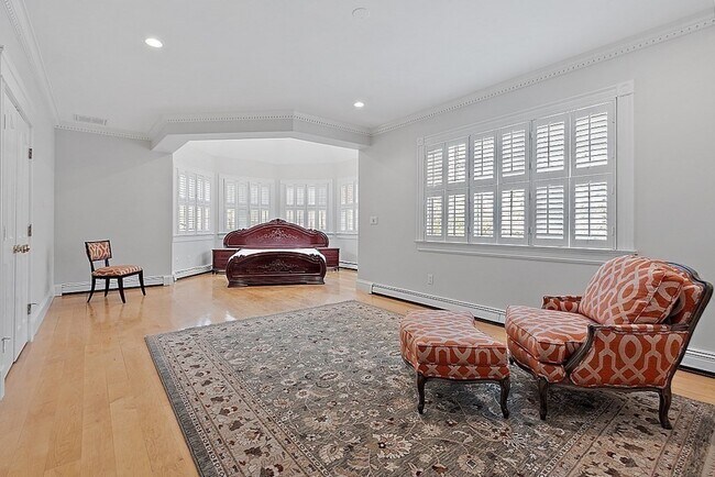 Building Photo - 451 Wellesley St