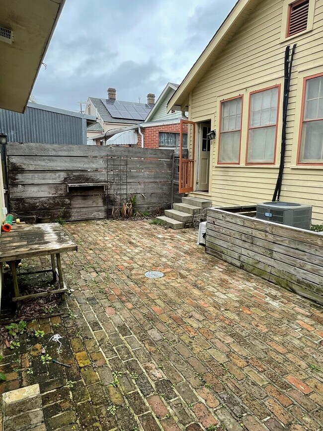 Building Photo - 4618-4618 Toulouse St