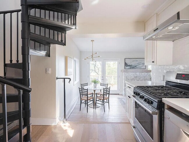 Building Photo - 220 Winding Way