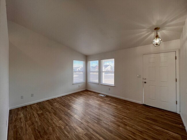 Building Photo - 3 bedroom Home in Donner Trail Estates, Fernley