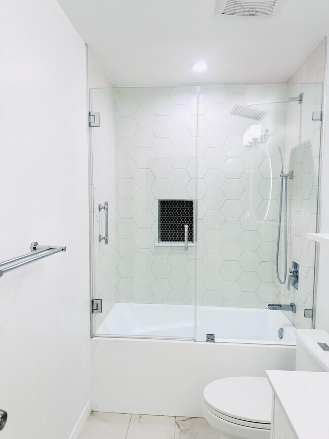 Building Photo - 4408 Laurelgrove Ave