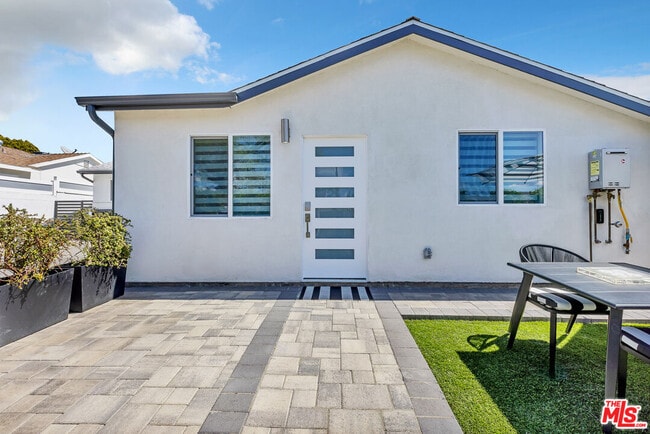 Building Photo - 7076 Park Manor Ave