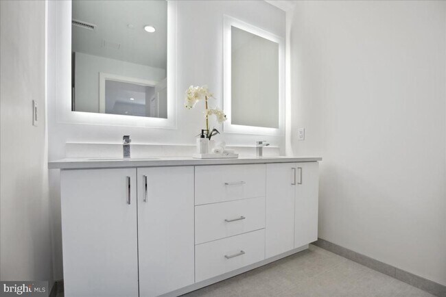 Building Photo - 923 V St NW