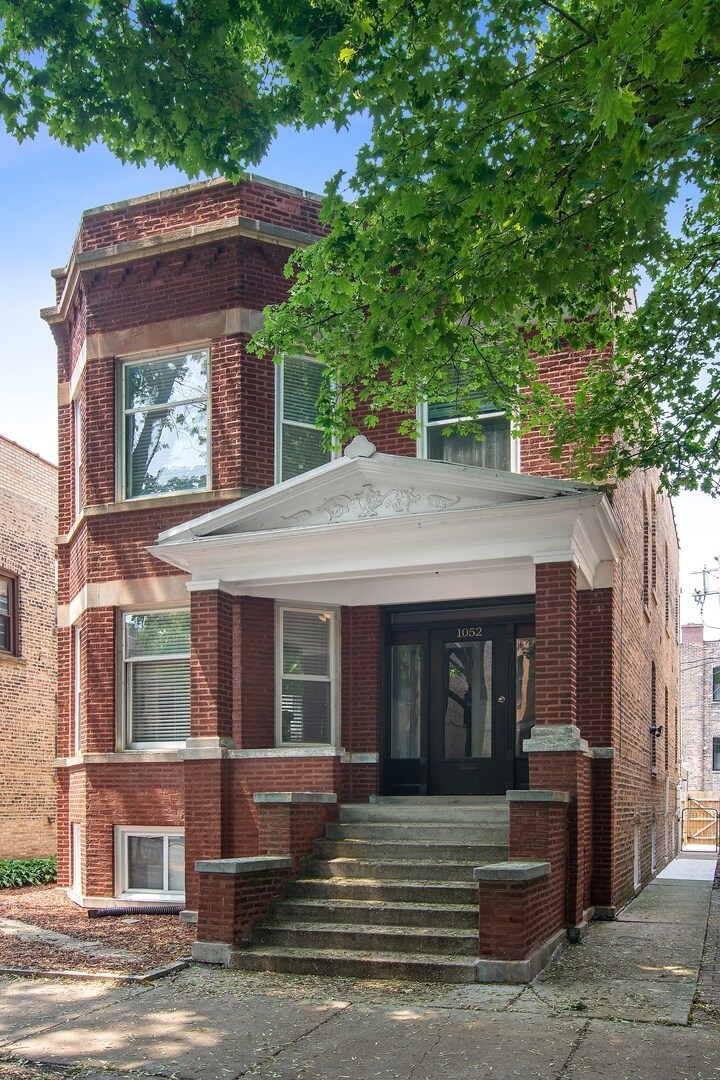 Building - 1052 N Leavitt St