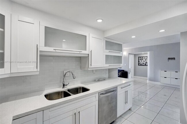 Building Photo - 3725 S Ocean Dr