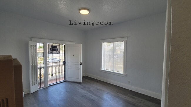 Building Photo - 636 W 74th St