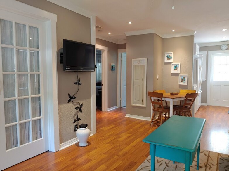 Building Photo - 1605 N Osceola Ave