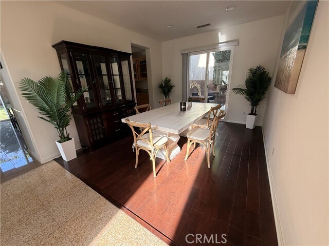 Building Photo - 3 Hollinwood