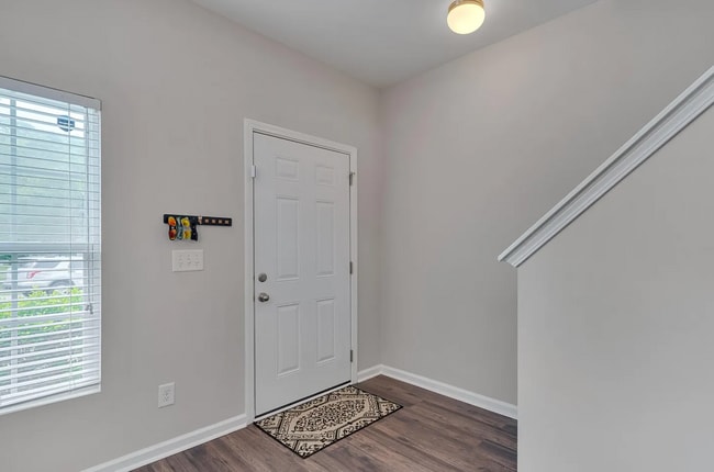 Building Photo - Cozy End-Unit Townhome – Prime Durham Location