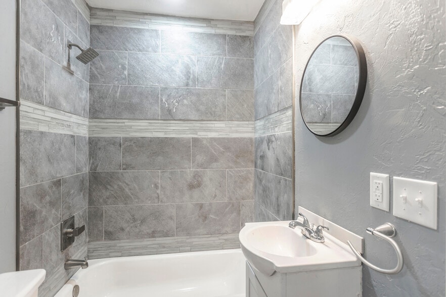 Building Photo - 1016 S Chester St