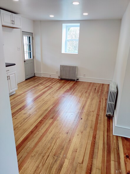 Hardwood floors - 1009 Reading Ave