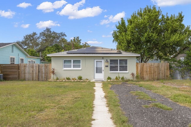 Primary Photo - Home For Rent in St Pete!