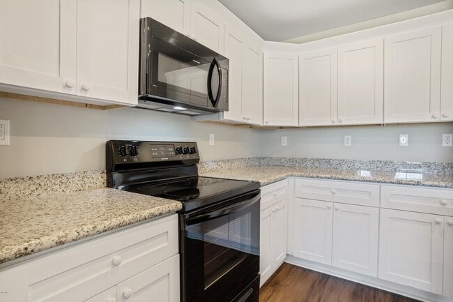 Building Photo - 3 BD 2 BA Split plan Home in the Ocean Spr...
