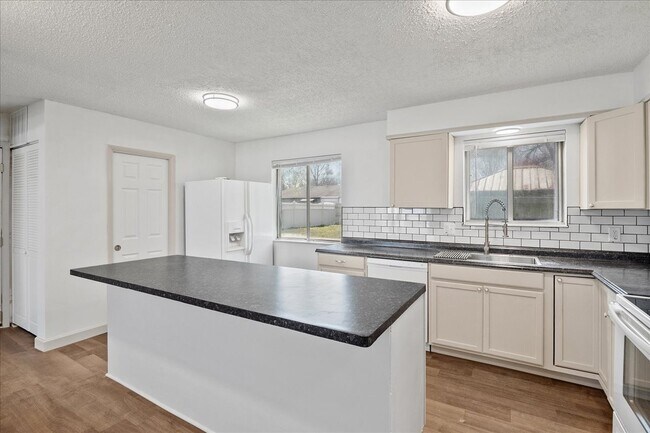 Building Photo - 807 Estate Dr