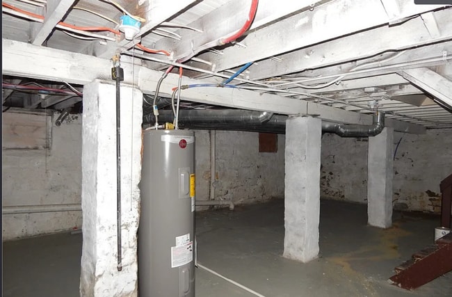 Building Photo - 10817 Hull Ave