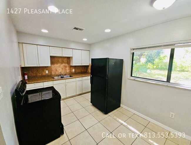 Building Photo - 1427 Pleasant Pl