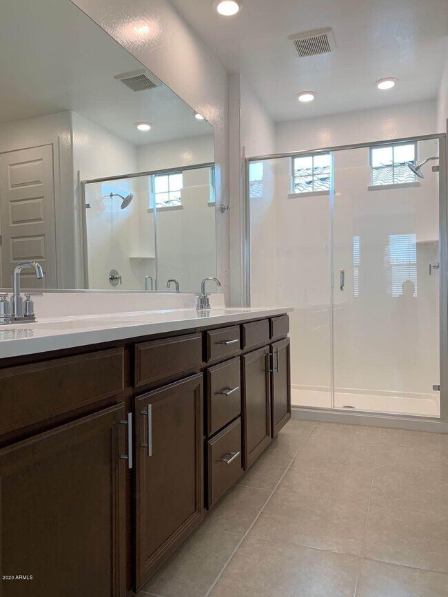 Building Photo - 1079 E Sabino Dr