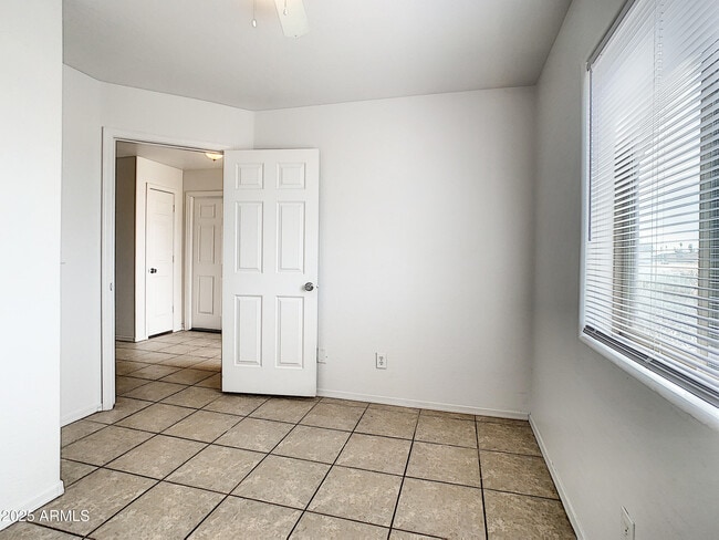 Building Photo - 4205 N Montezuma Dr