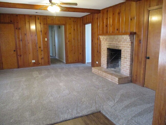 Building Photo - $1800 - 3/2 Country Home Close to Downtown...