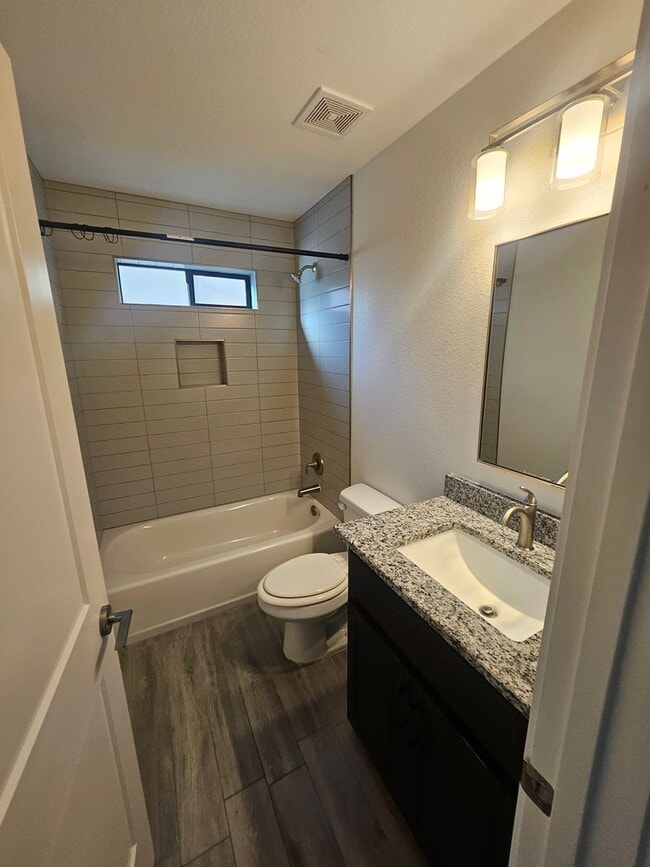 Building Photo - Los Lagos 3 Bed Room Home with Lake Views