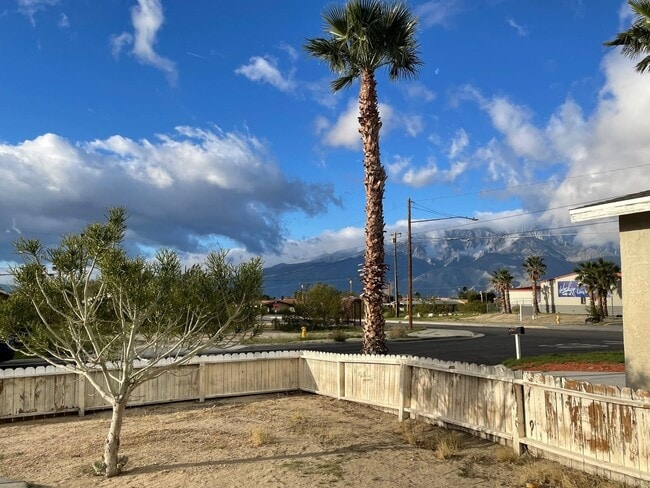 Building Photo - BEAUTIFUL UPGRADED 3 BED 2 BATH