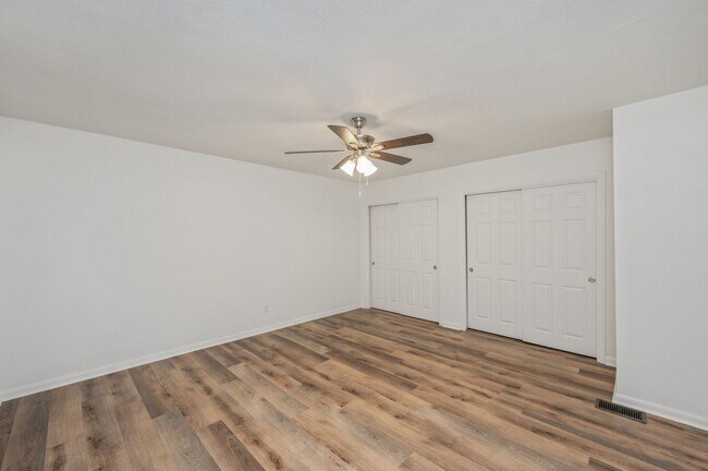 Building Photo - Spacious townhouse with large 2nd floor covered patio!