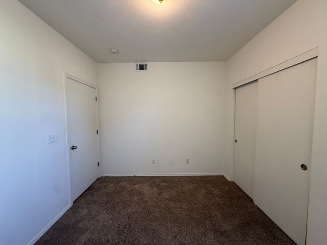 Building Photo - Centrally Located Downstairs Condo in the Oak Creek Villas