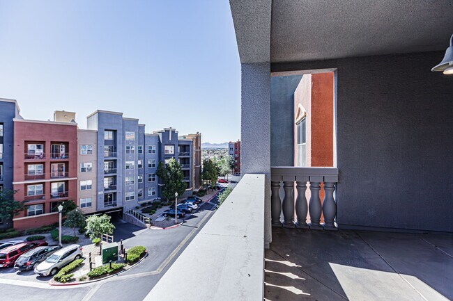 Building Photo - Top Floor 2 Bedroom Condo Located in Manha...
