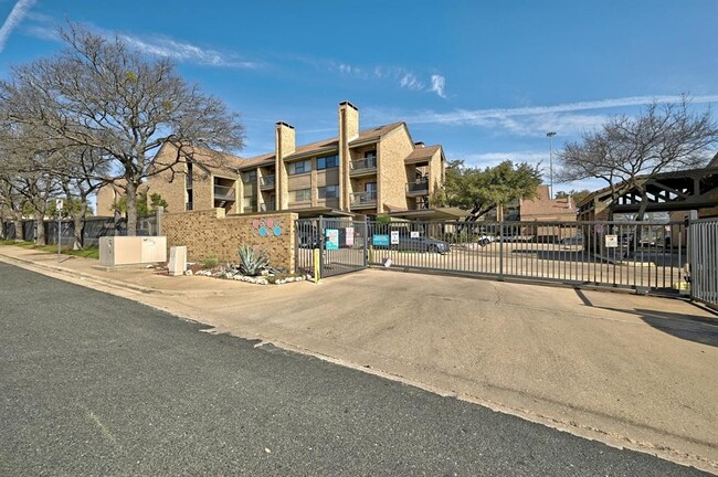Building Photo - 8888 Tallwood Dr