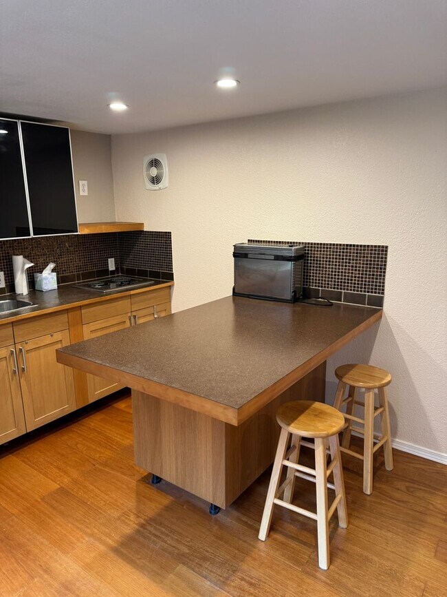Building Photo - 1bd/1ba Seattle Home