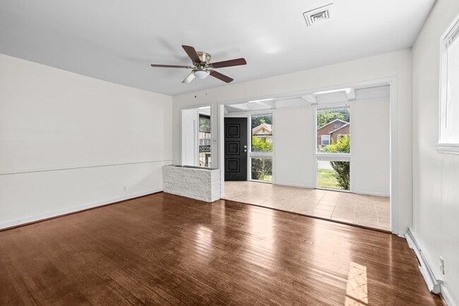 Building Photo - Charming 4 Bedroom 2 Bathroom Home