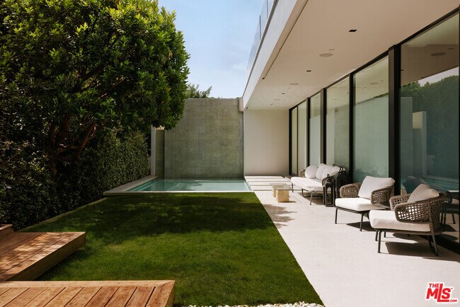 Building Photo - 1536 Blue Jay Way