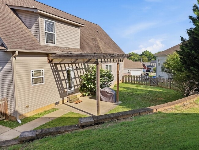 Building Photo - 723 Windrush Loop